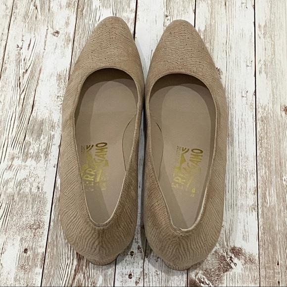 SALVATORE FERRAGAMO Nude Beige Textured Leather Low Heel Pumps Size 8 AAAA - Picture 4 of 15